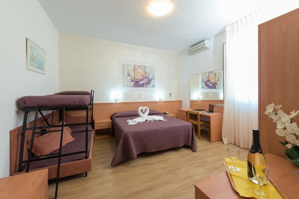 Hotel Biagi & Residence Лидо Ди Камайоре Екстериор снимка