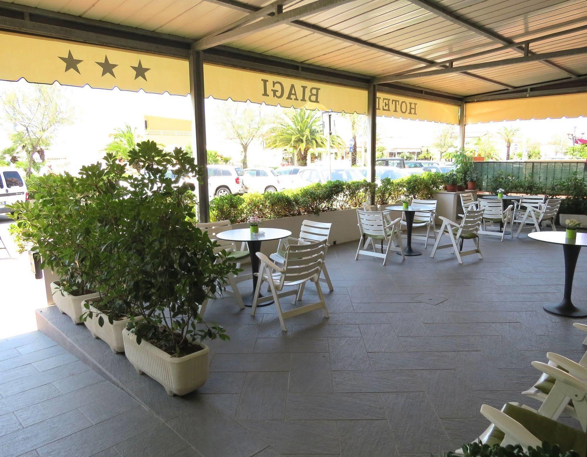 Hotel Biagi & Residence Лидо Ди Камайоре Екстериор снимка