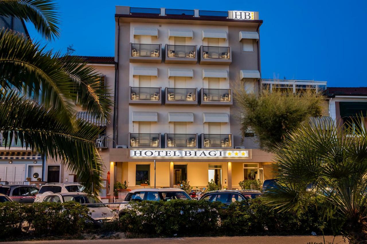 Hotel Biagi & Residence Лидо Ди Камайоре Екстериор снимка